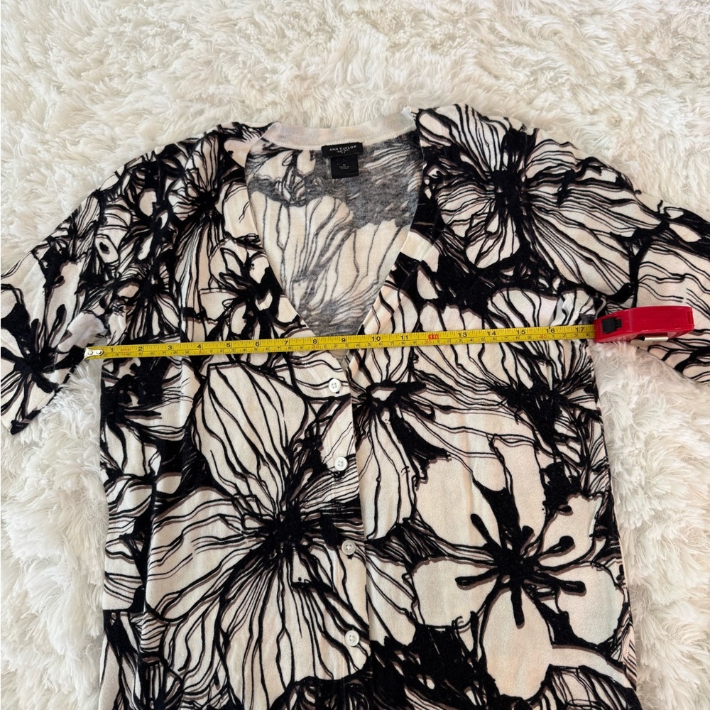 Ann Taylor Black and Cream Floral Short Sleeve Top - Picture 6 of 8